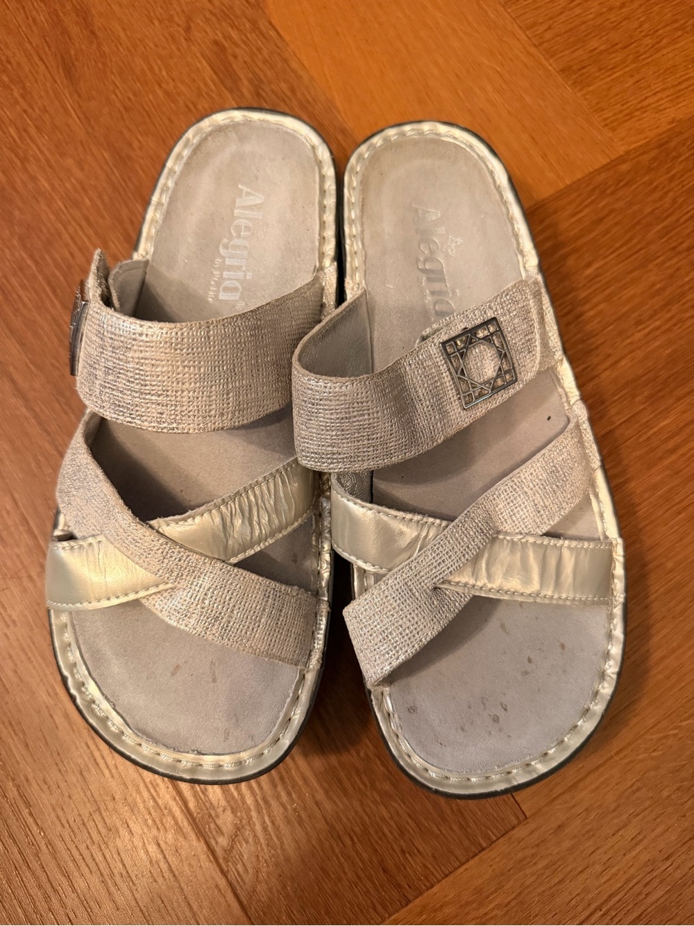 Alegria Metallic Silver Leather Strappy Comfort Sandals Size 38 VIC-440